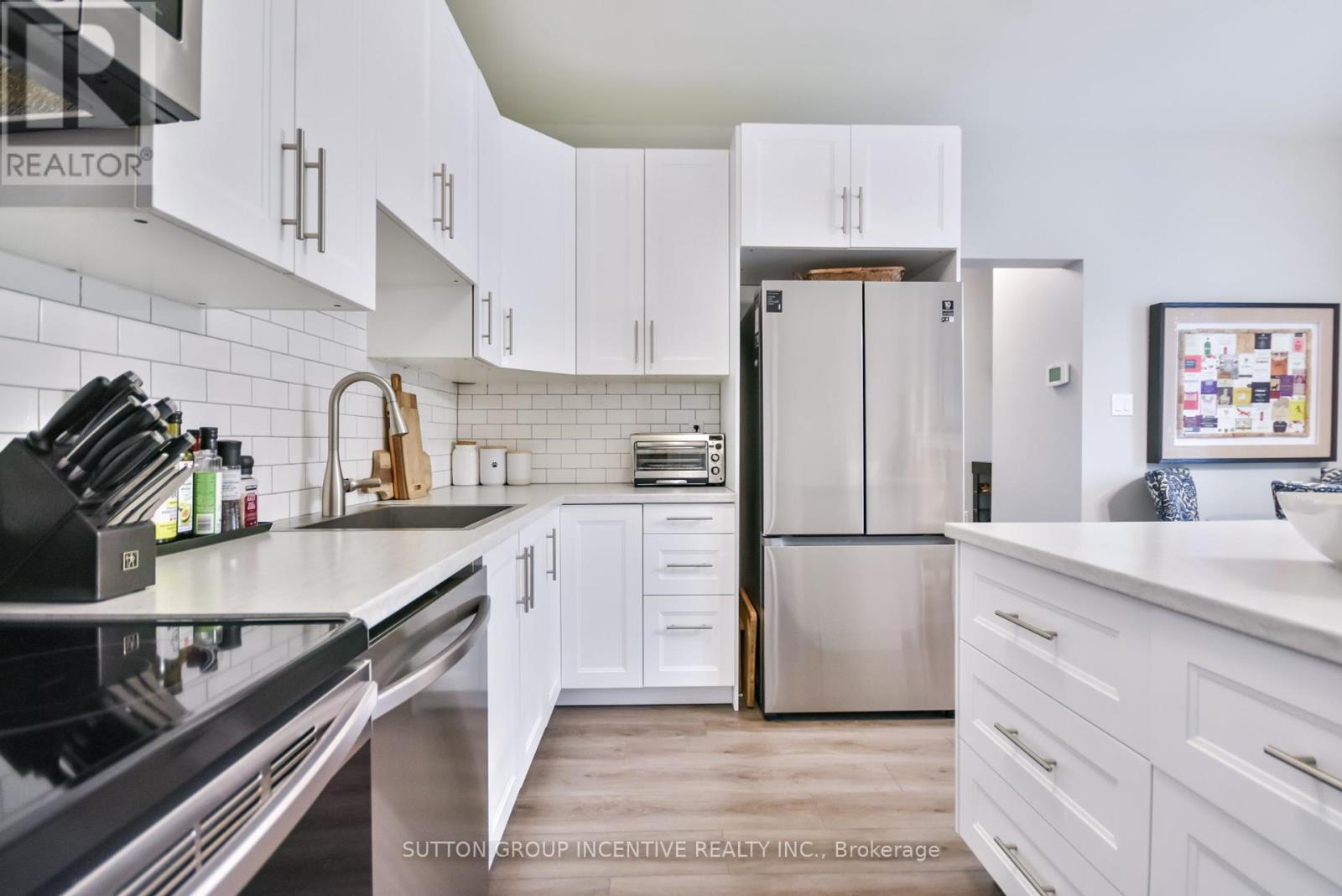 Photo 9 of 30 Bruce Crescent, Barrie ON