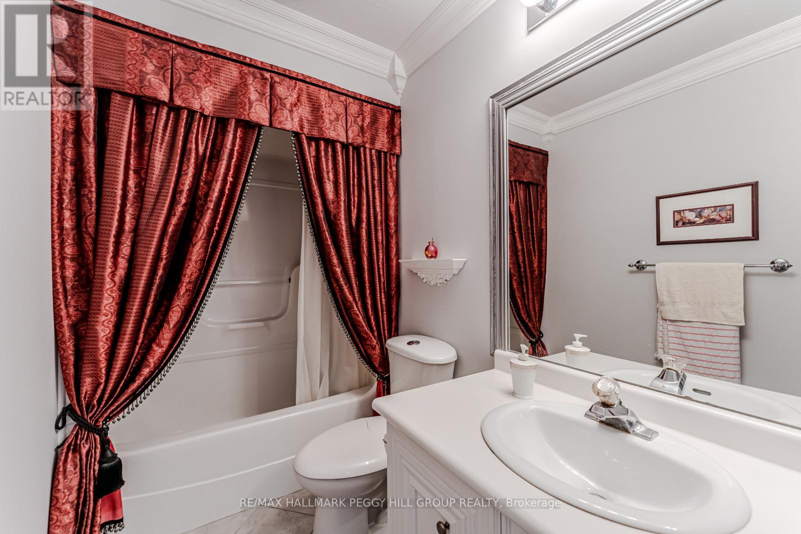 Photo 8 of 72 Stanley Street, Barrie ON