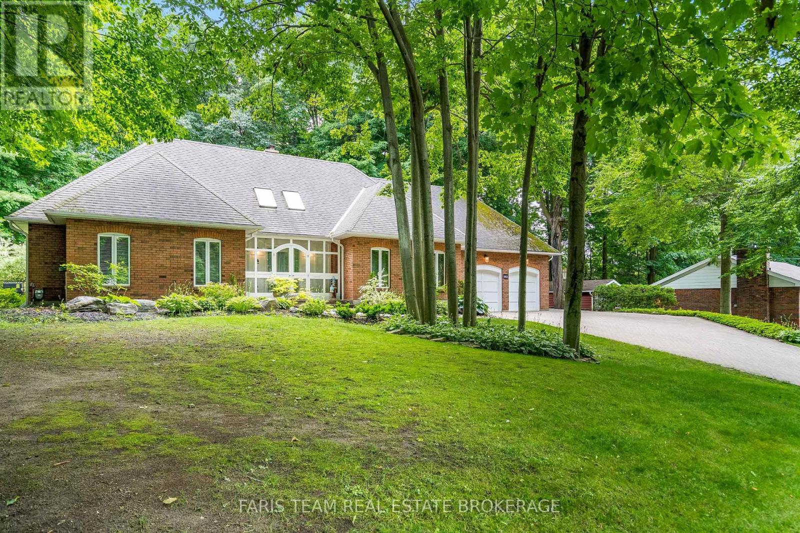 Photo 3 of 903 Victoria Street, Midland ON