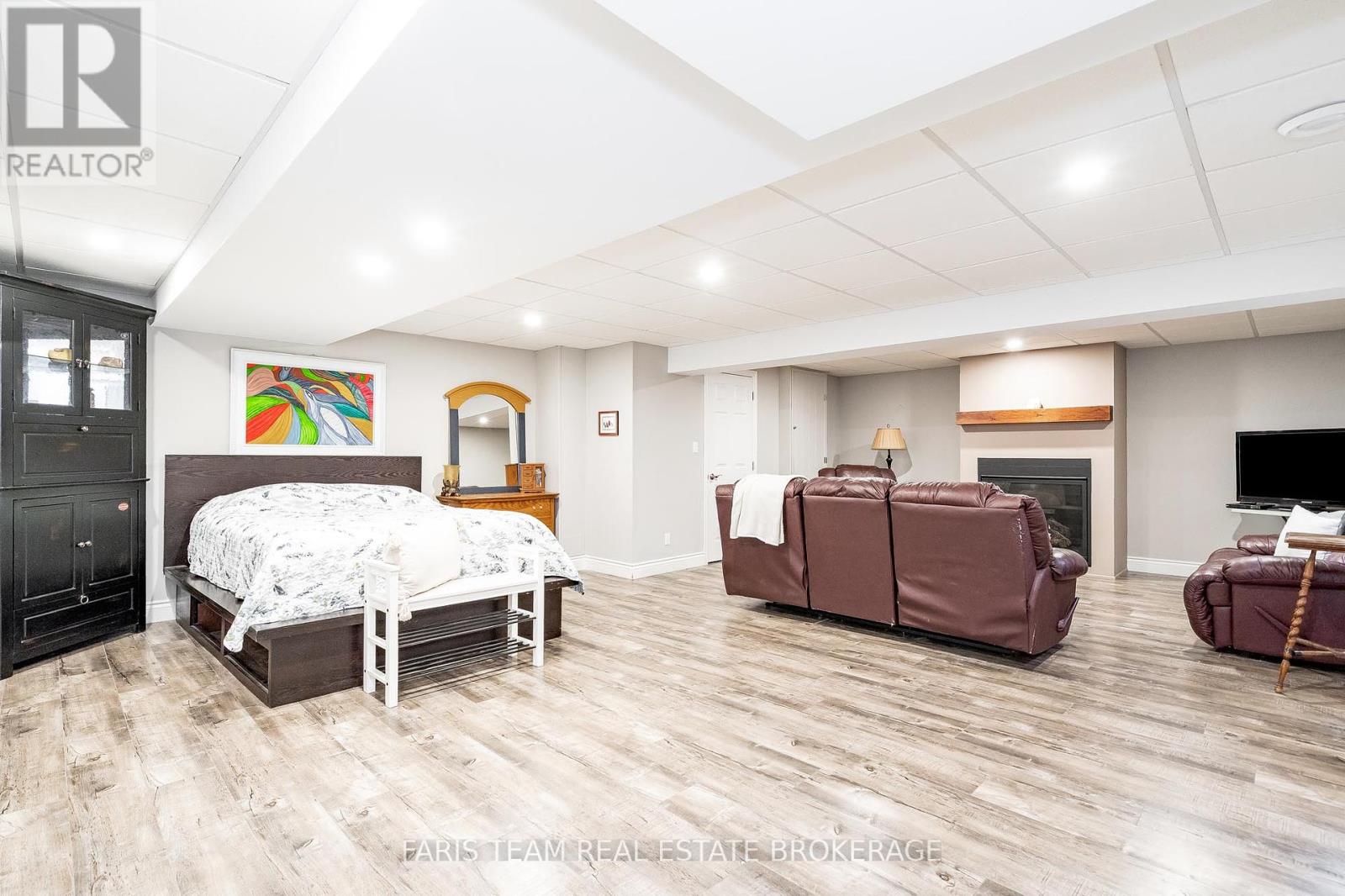 Photo 31 of 903 Victoria Street, Midland ON