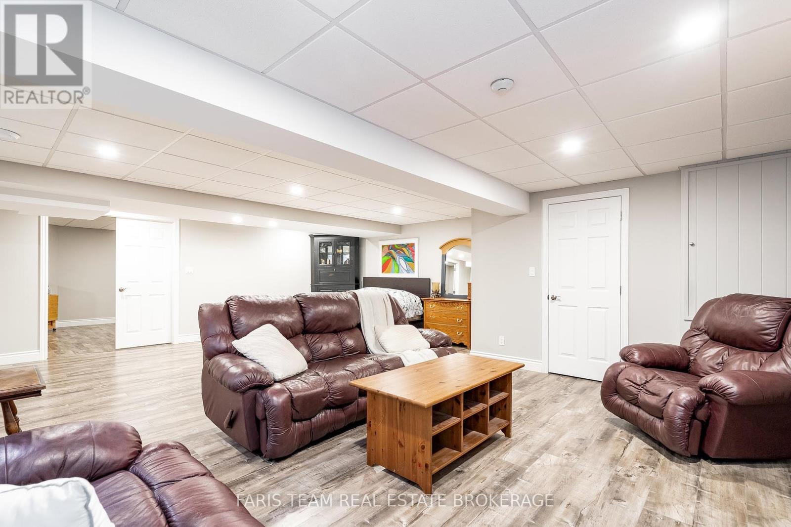 Photo 33 of 903 Victoria Street, Midland ON