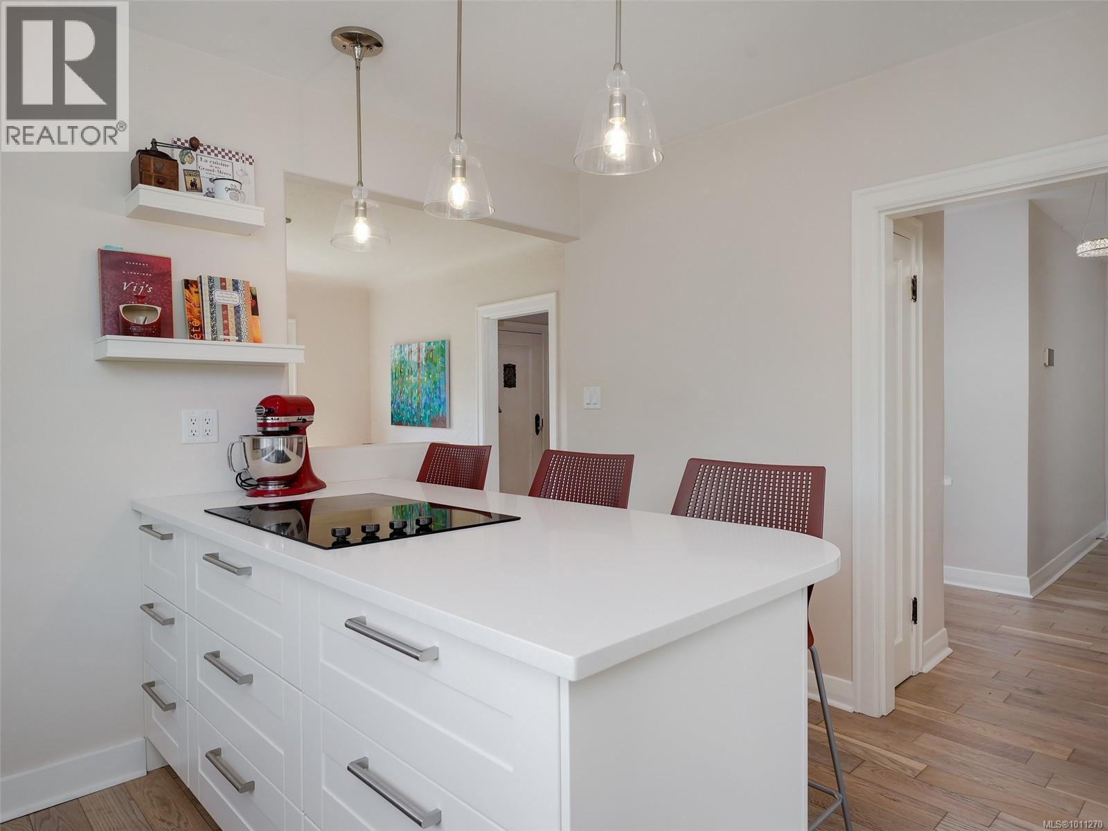 Photo 9 of 2526 Dalhousie St, Oak Bay BC