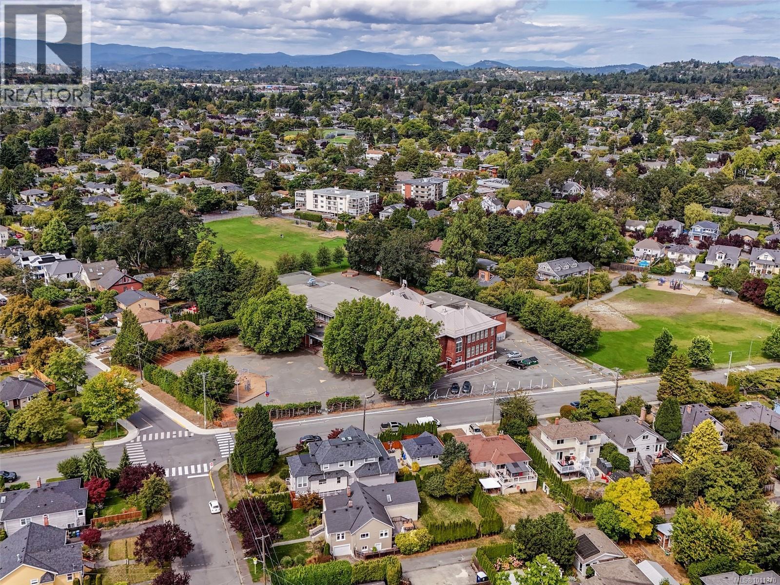Photo 5 of 2526 Dalhousie St, Oak Bay BC