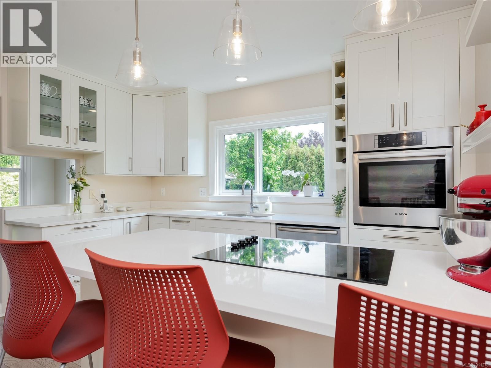 Photo 8 of 2526 Dalhousie St, Oak Bay BC