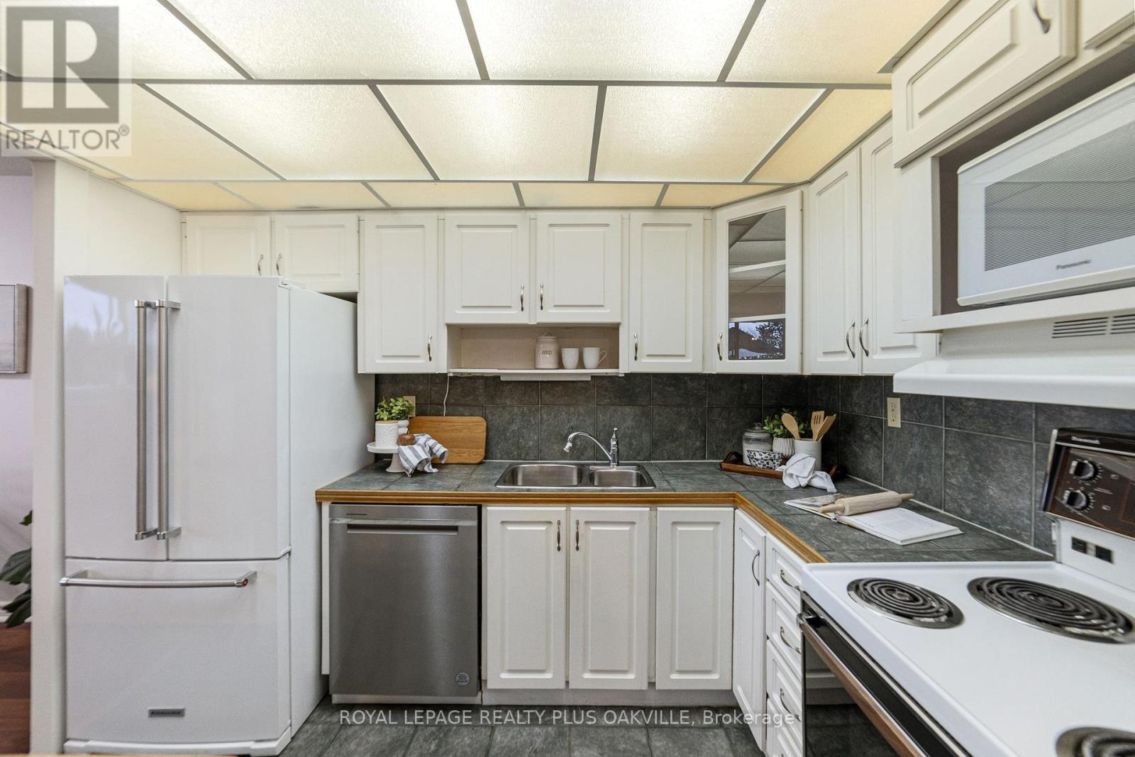 Photo 11 of 508 2263 Marine Drive, Oakville ON