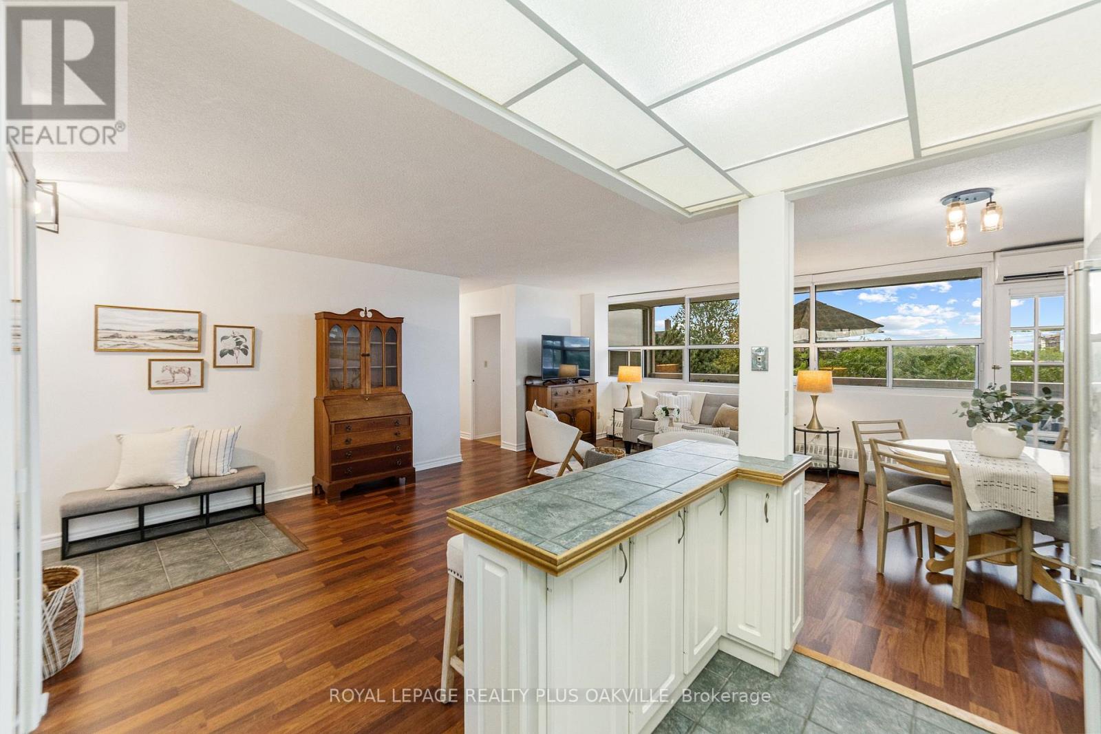Photo 12 of 508 2263 Marine Drive, Oakville ON