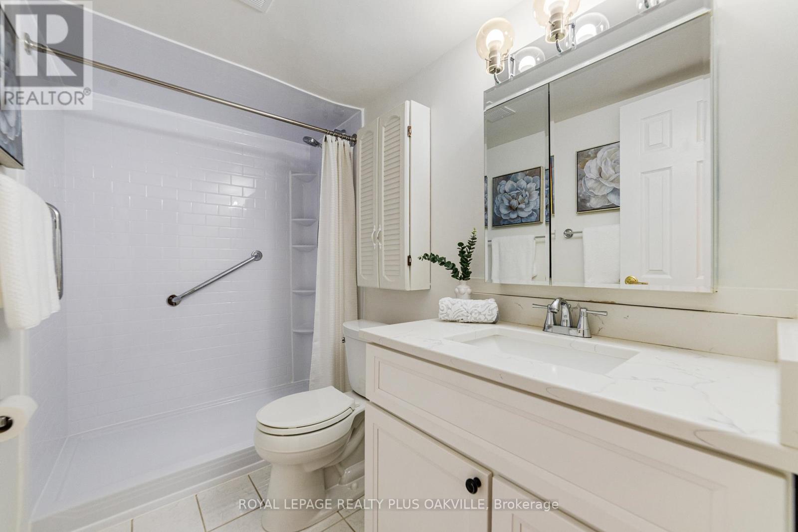 Photo 16 of 508 2263 Marine Drive, Oakville ON
