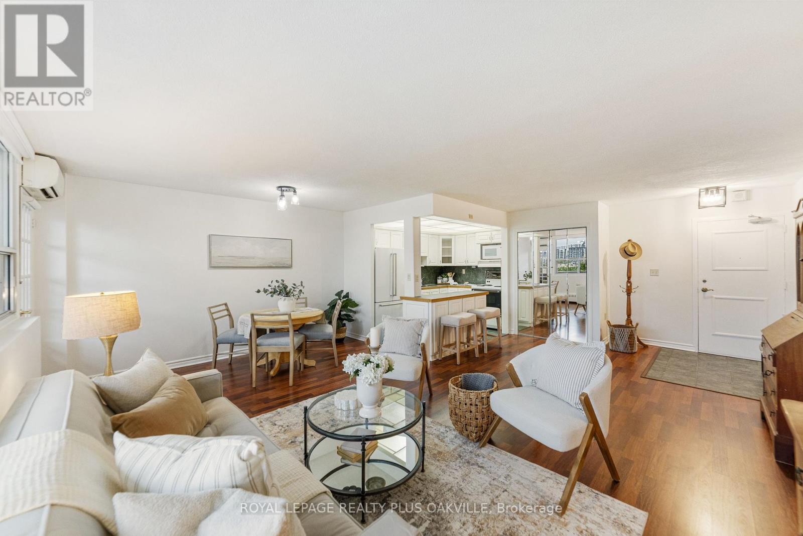 Photo 9 of 508 2263 Marine Drive, Oakville ON