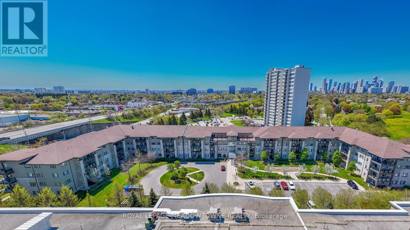 Photo 2 of 125 570 Lolita Gardens, Mississauga ON