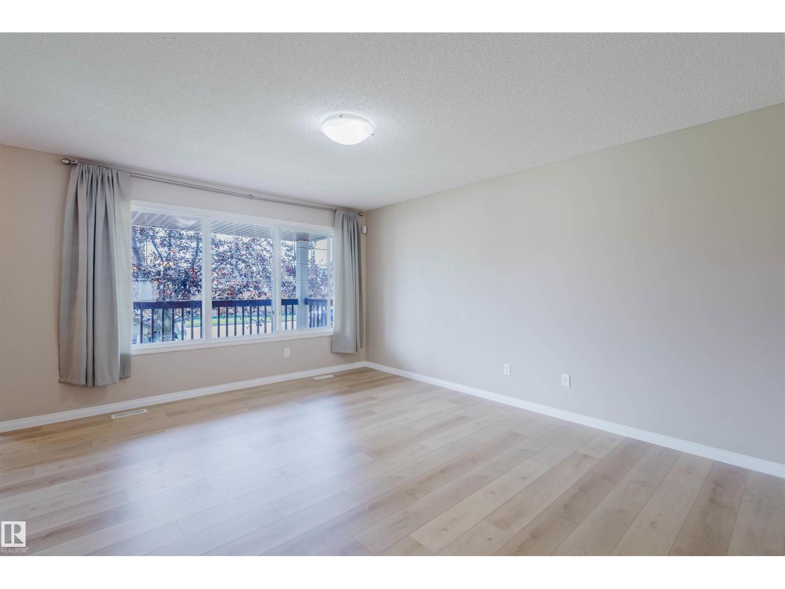 Photo 3 of 9235 Scott Ln Nw, Edmonton AB