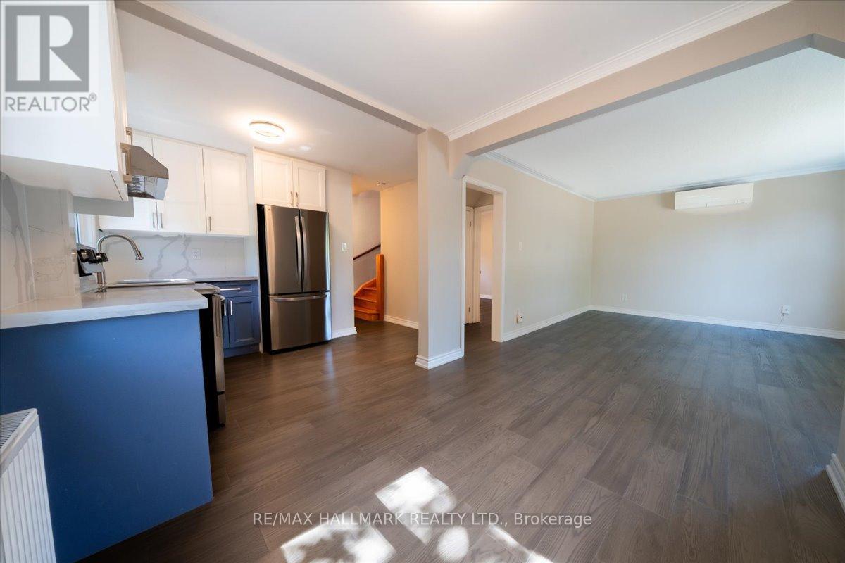 Photo 11 of 16 Willowhurst Crescent, Toronto ON