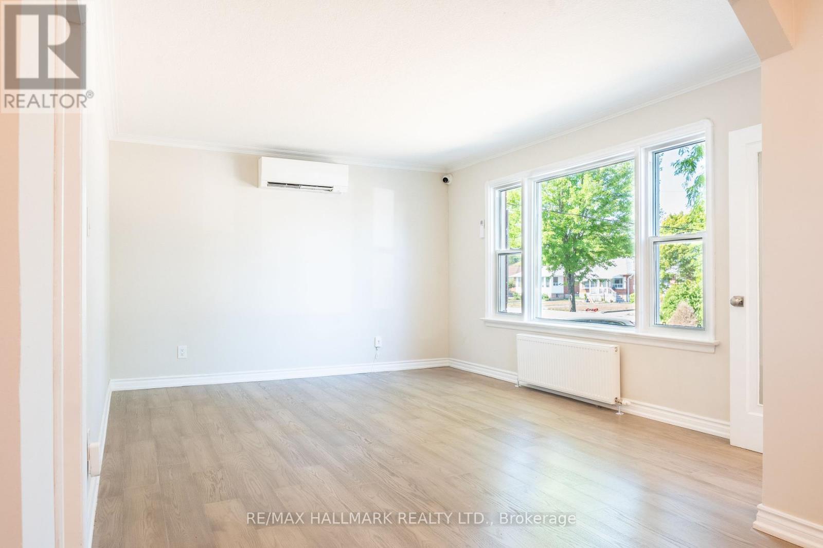 Photo 4 of 16 Willowhurst Crescent, Toronto ON