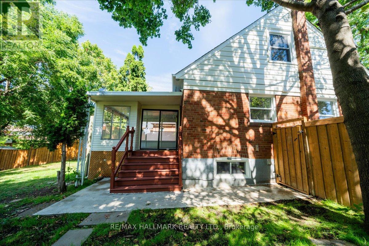 Photo 32 of 16 Willowhurst Crescent, Toronto ON