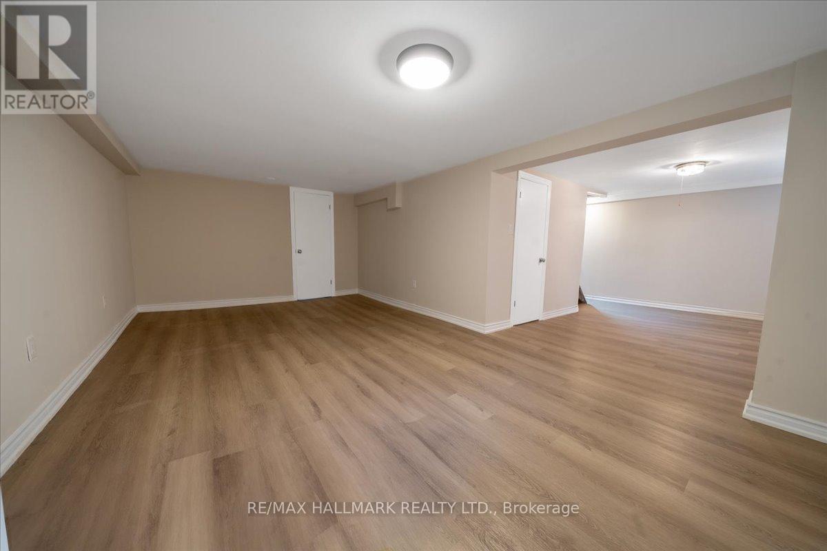 Photo 25 of 16 Willowhurst Crescent, Toronto ON