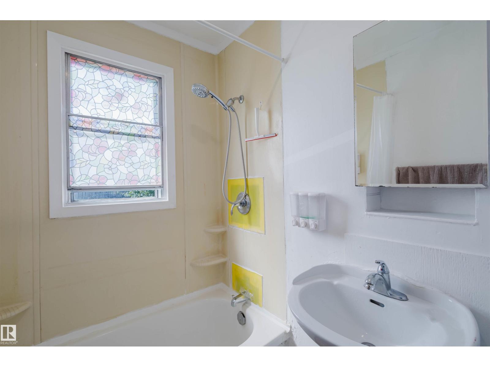 Photo 15 of 10438 155 St Nw, Edmonton AB