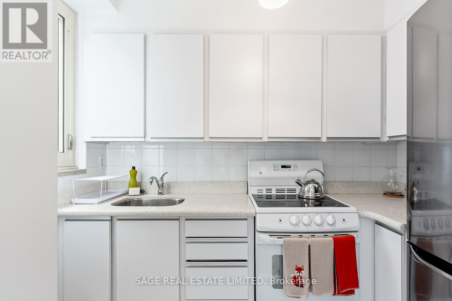 Photo 5 of 203 575 Avenue Road, Toronto ON