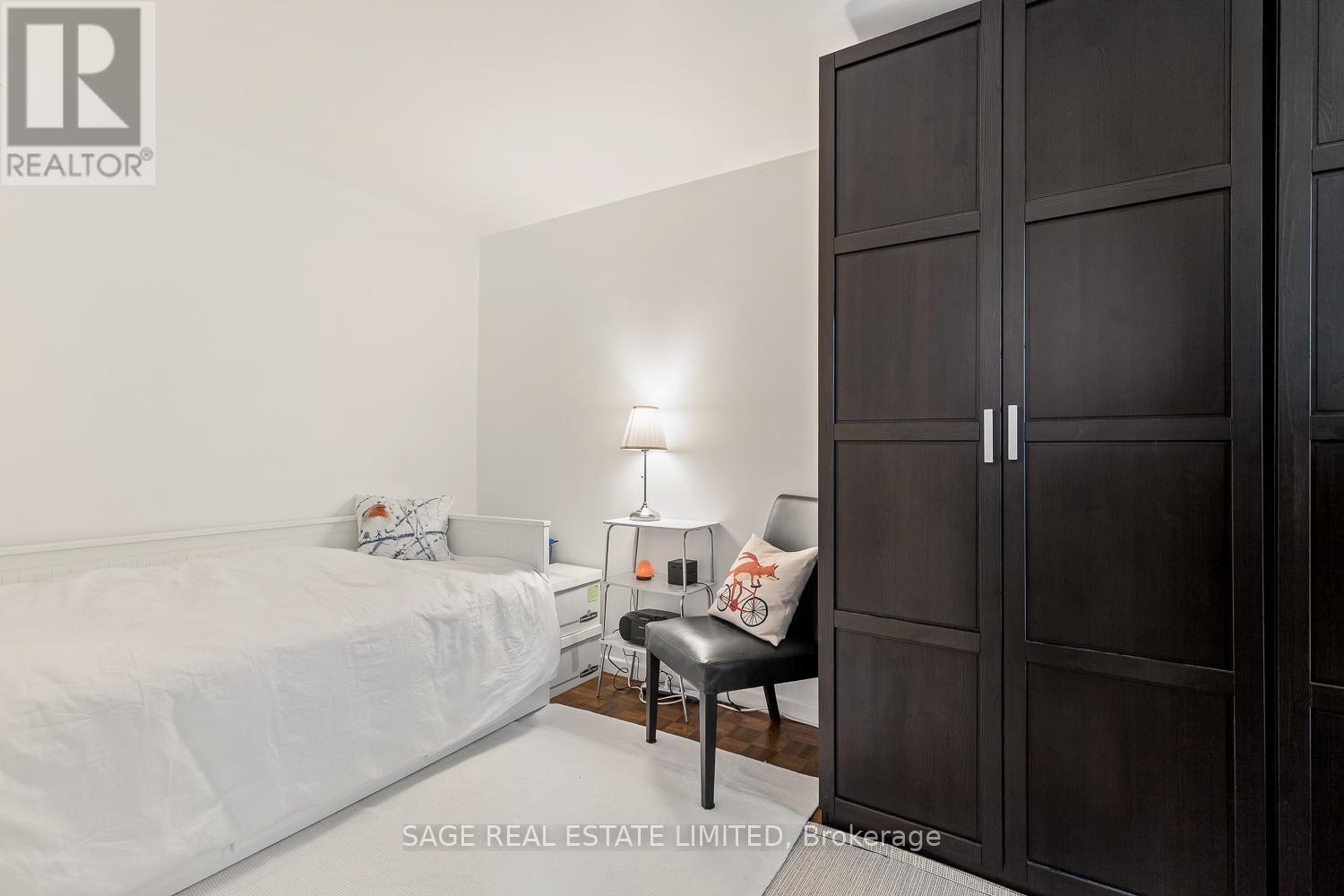 Photo 14 of 203 575 Avenue Road, Toronto ON