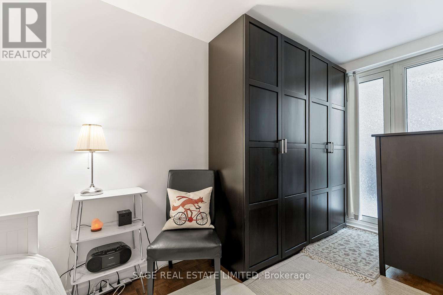 Photo 4 of 203 575 Avenue Road, Toronto ON