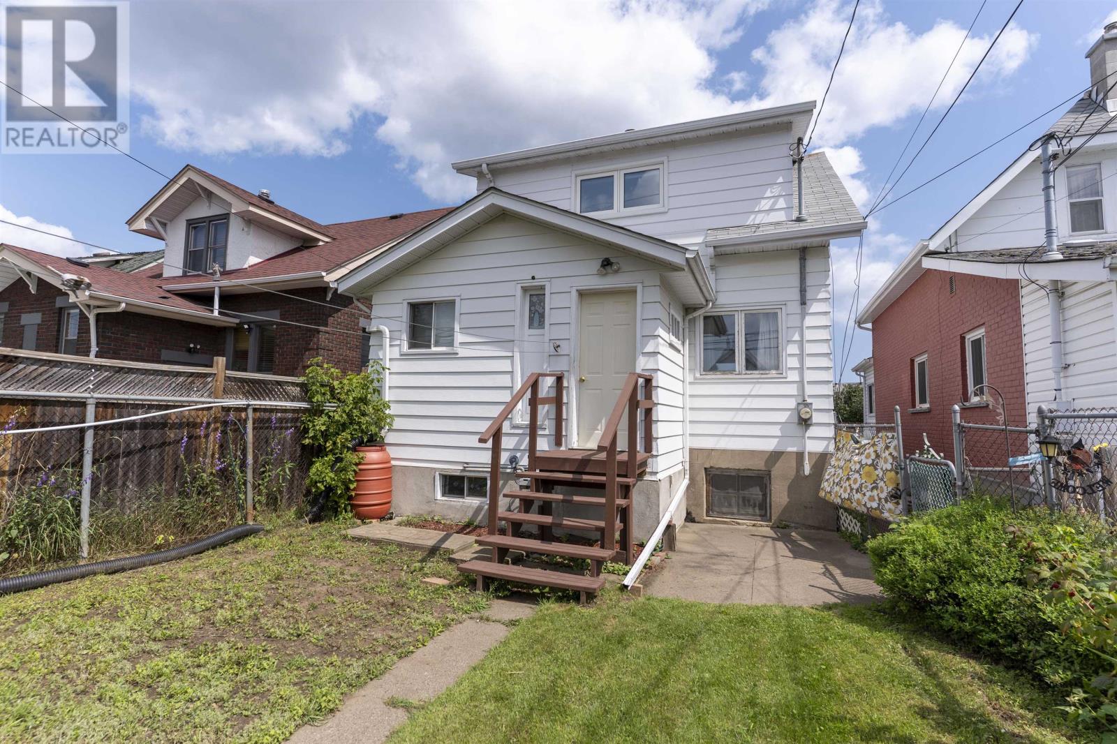 Photo 2 of 521 Prince Arthur Blvd, Thunder Bay ON