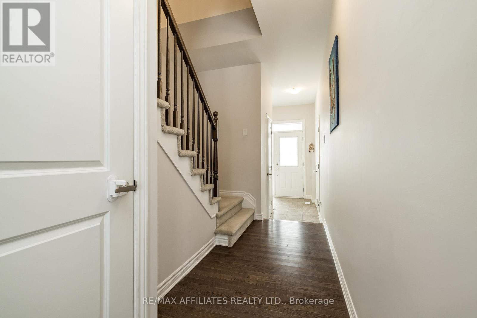 Open Concept Layout w/Hardwood