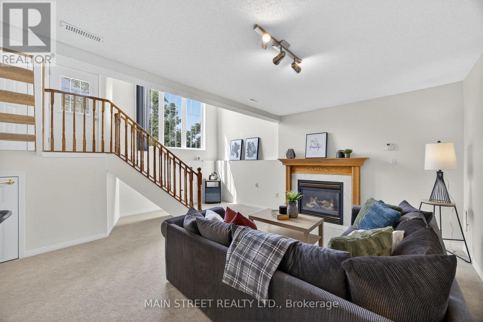 Photo 13 of 94 Silver Maple Crescent, Barrie ON