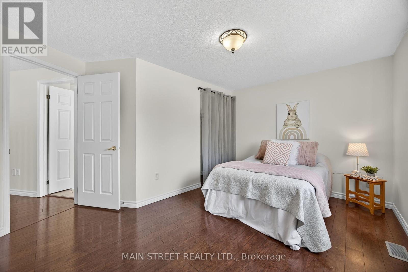 Photo 24 of 94 Silver Maple Crescent, Barrie ON