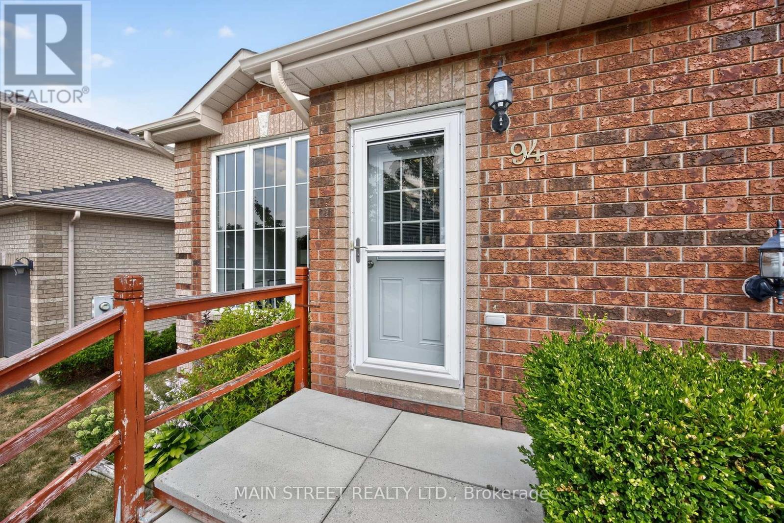 Photo 3 of 94 Silver Maple Crescent, Barrie ON