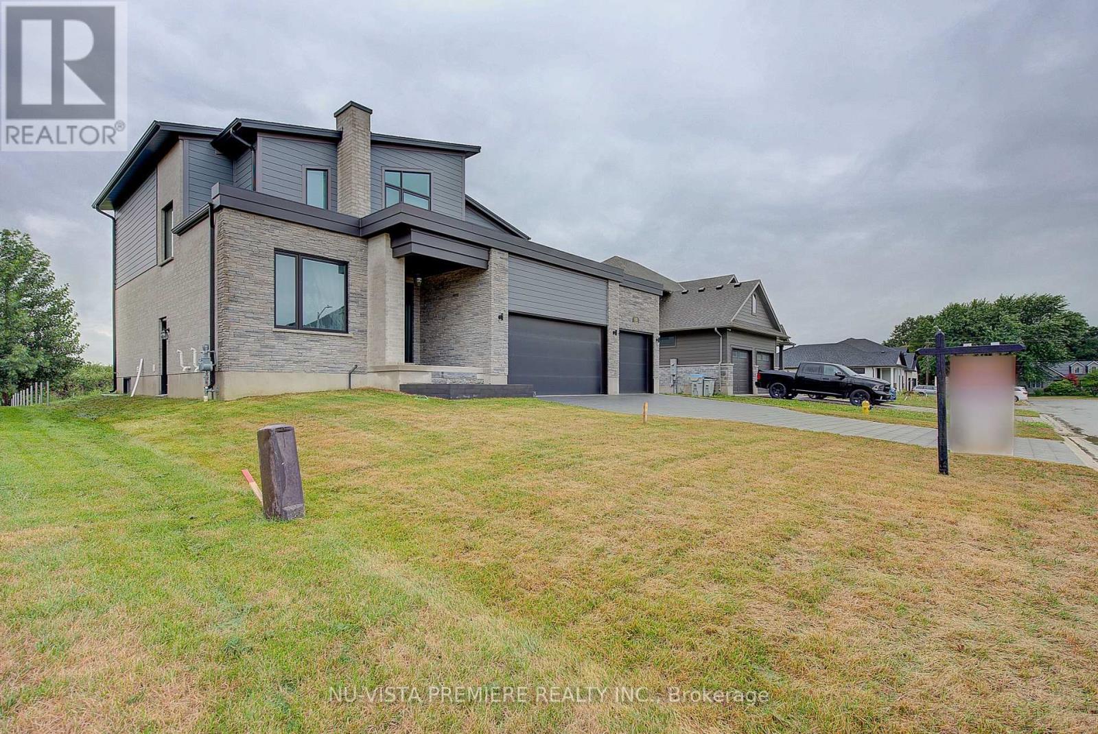 Single Family House for Sale in  MCLEOD STREET North Middlesex (Parkhill) 