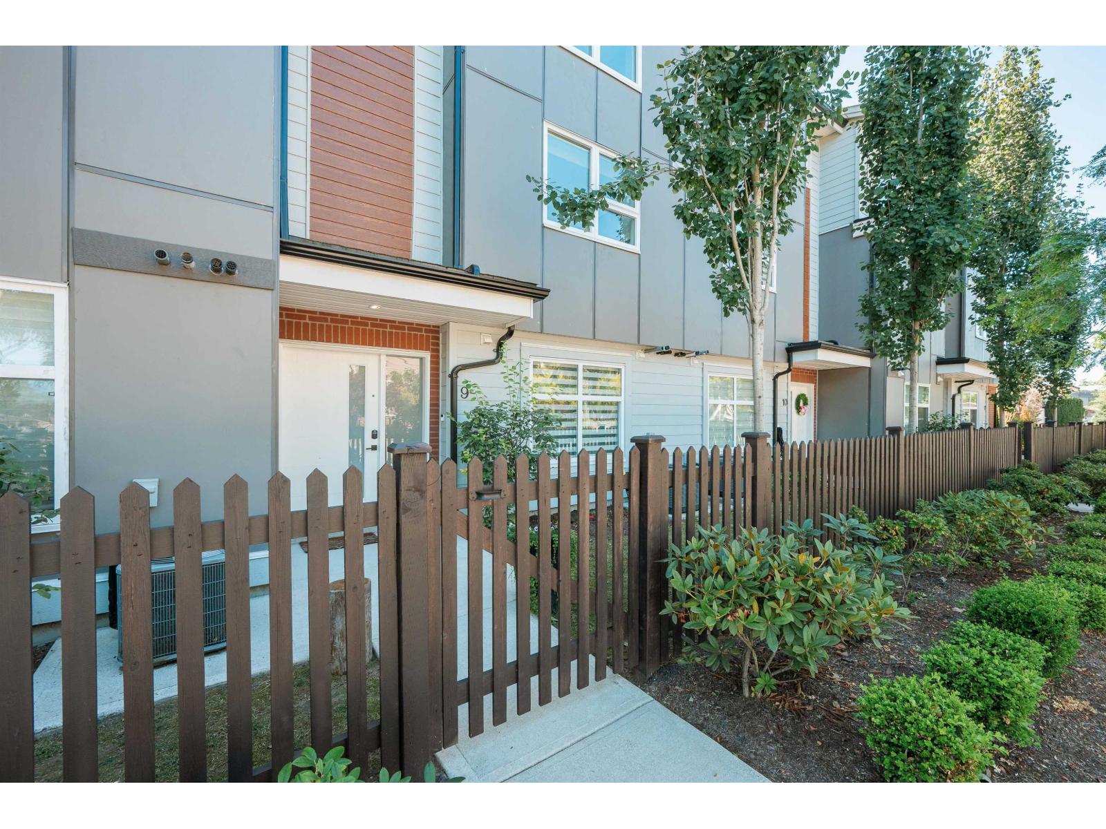 Photo 3 of 9 22334 48 Avenue, Langley BC
