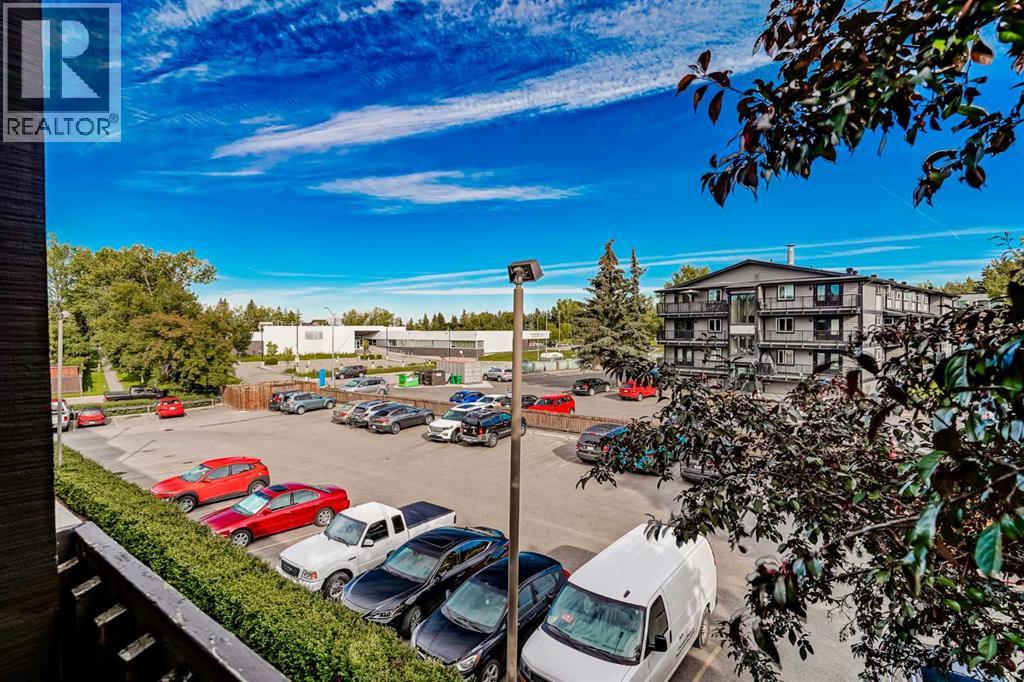 Photo 10 of 72 3519 49 Street Nw, Calgary AB