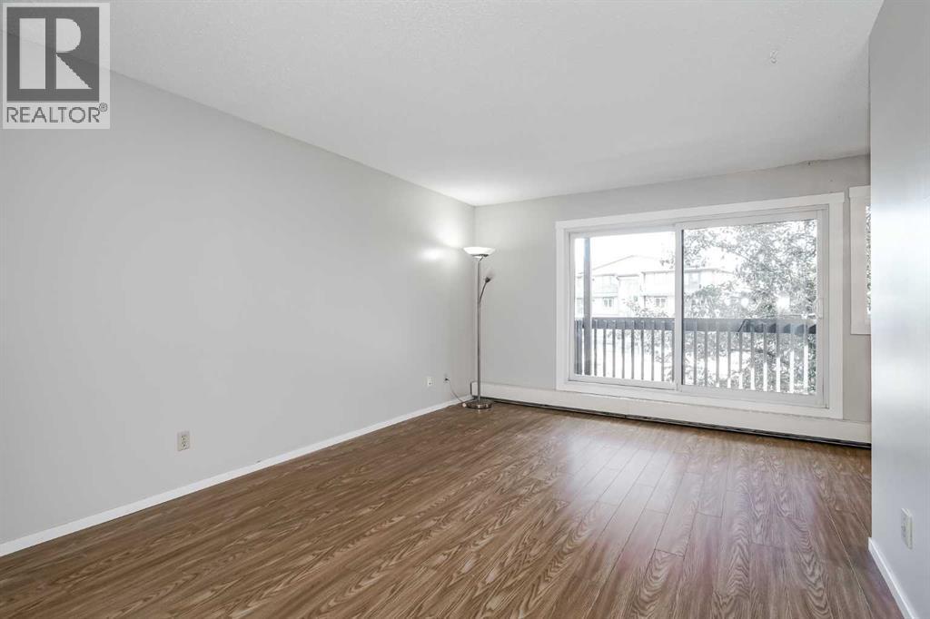 Photo 3 of 72 3519 49 Street Nw, Calgary AB