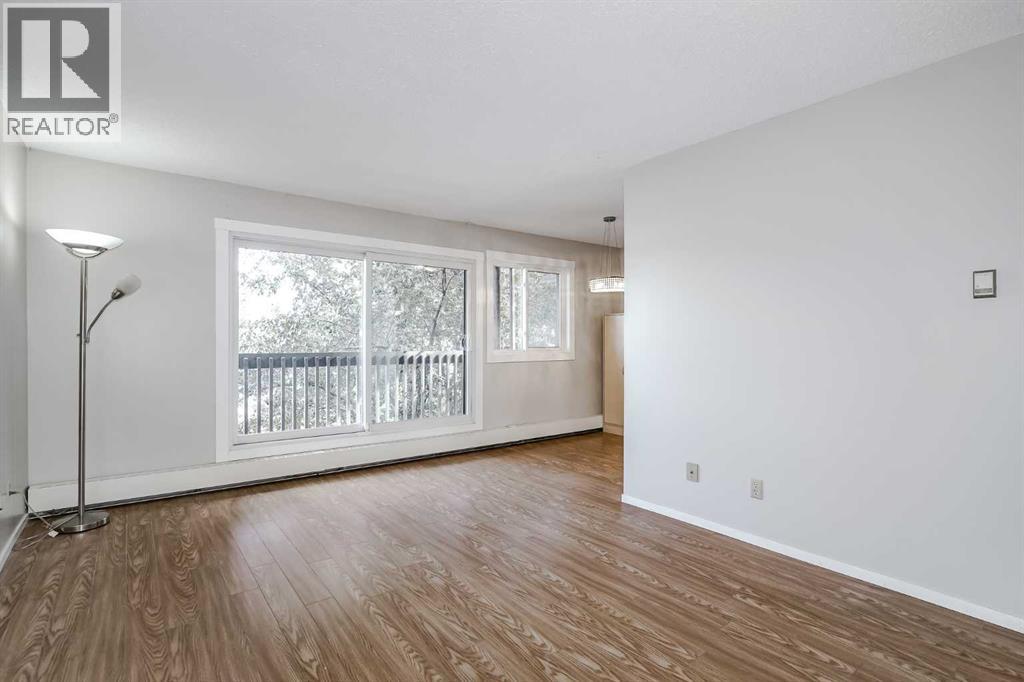 Photo 4 of 72 3519 49 Street Nw, Calgary AB