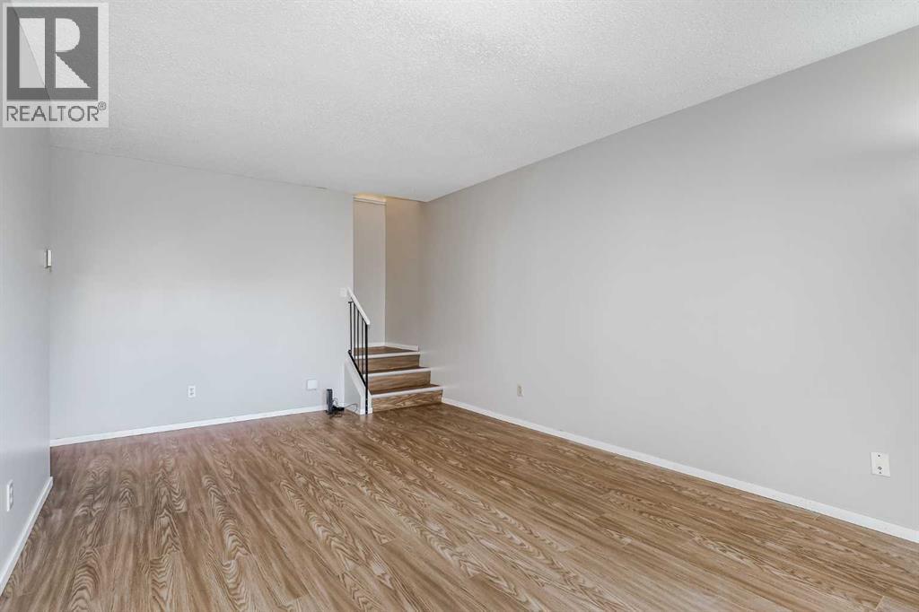 Photo 6 of 72 3519 49 Street Nw, Calgary AB