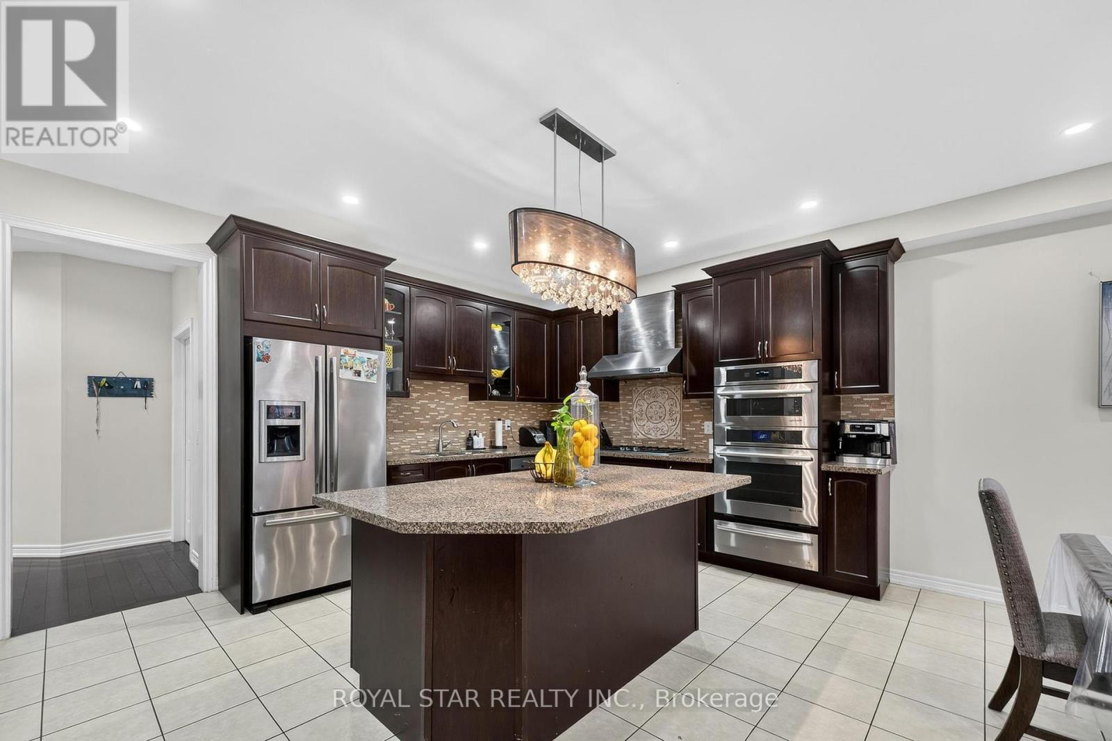 Photo 12 of 61 Aldersgate Drive, Brampton ON