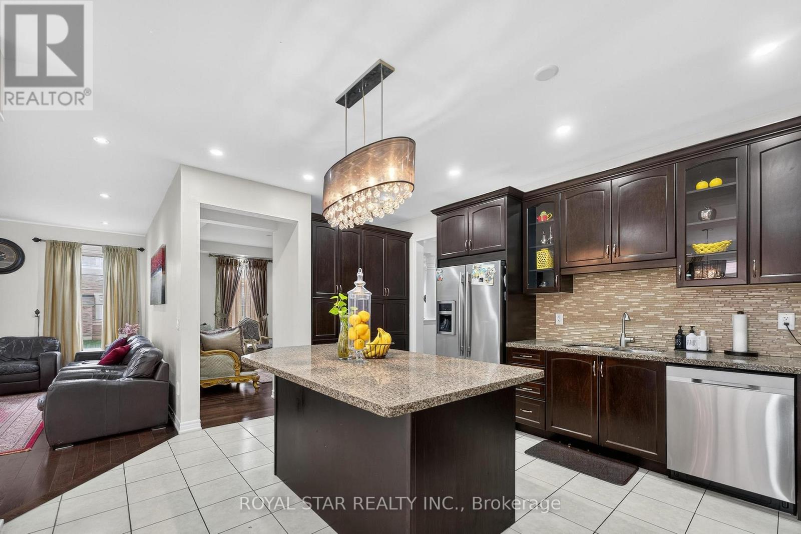 Photo 11 of 61 Aldersgate Drive, Brampton ON