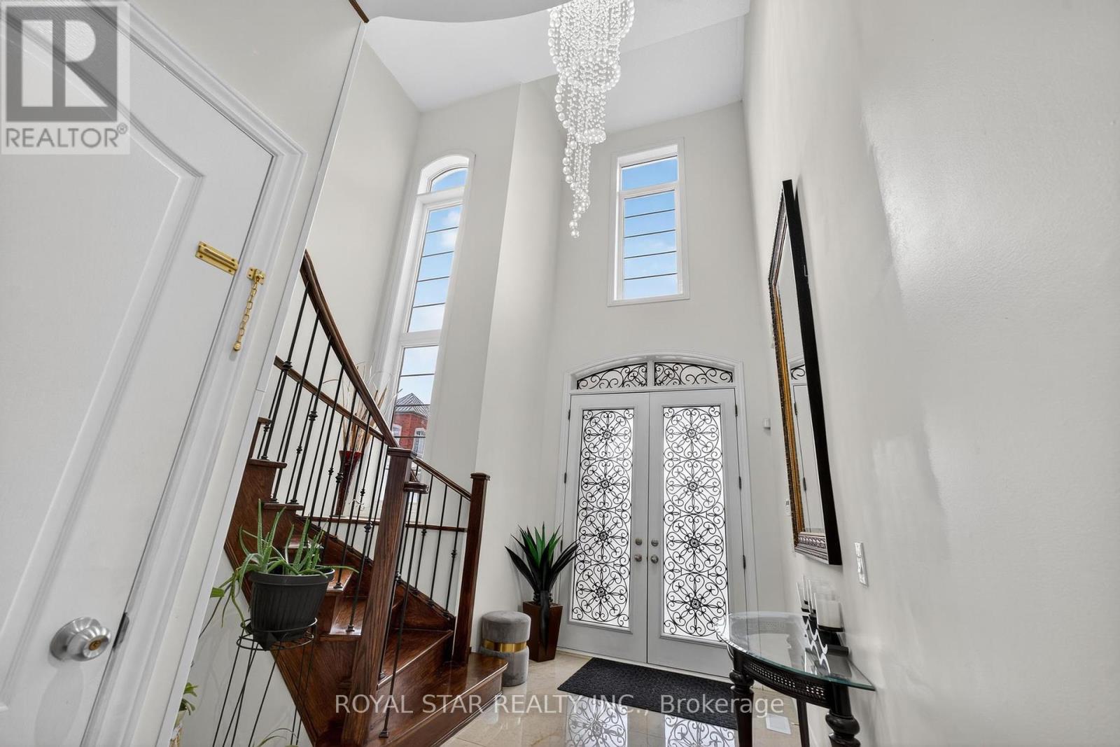 Photo 8 of 61 Aldersgate Drive, Brampton ON