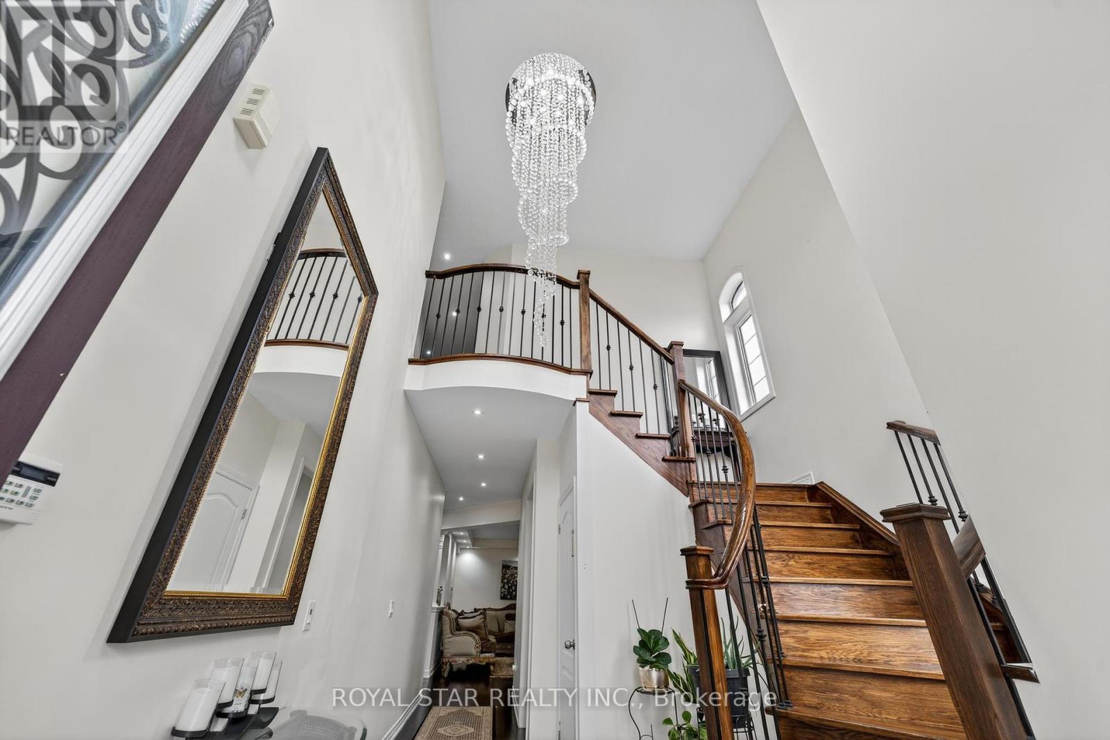 Photo 7 of 61 Aldersgate Drive, Brampton ON