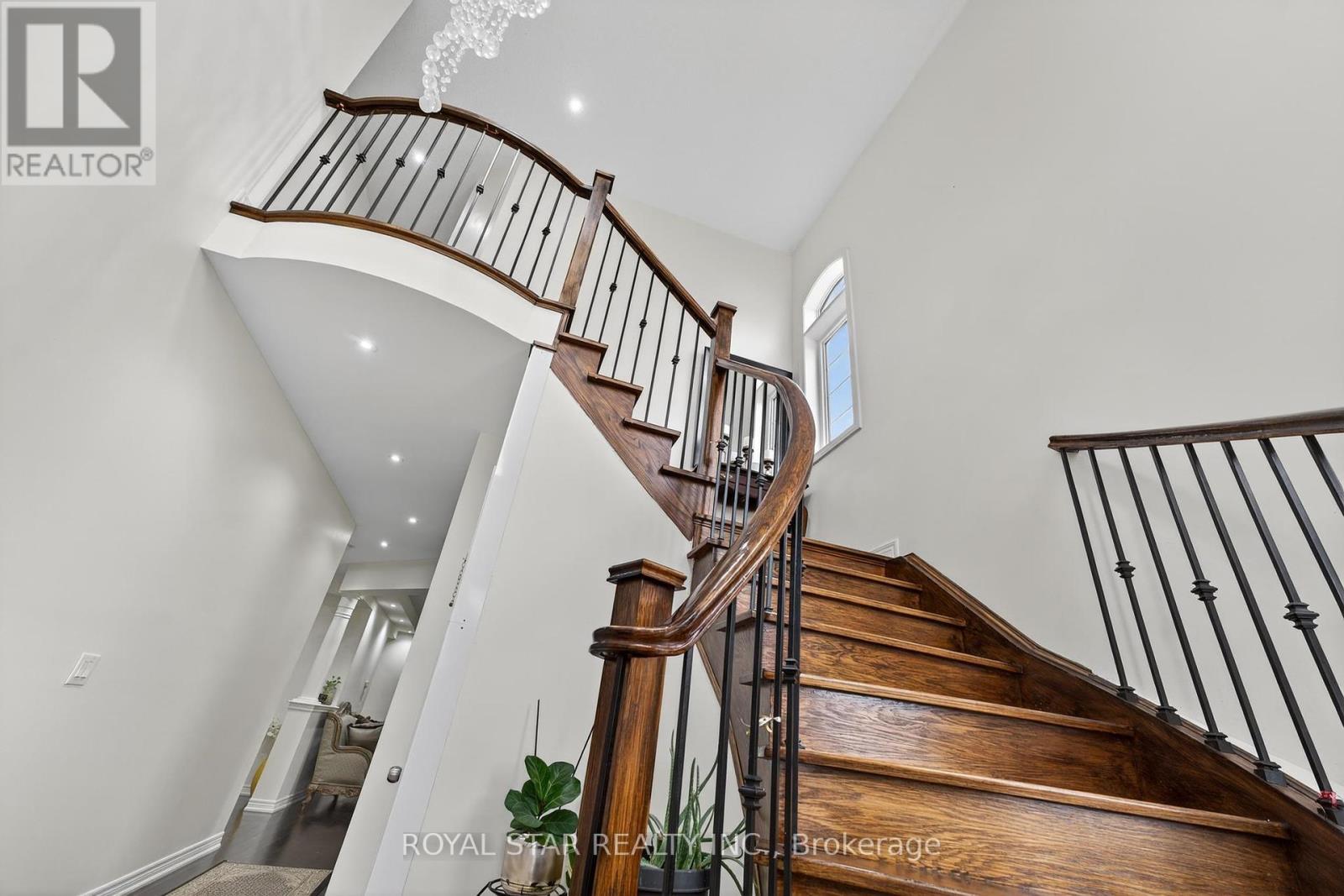 Photo 9 of 61 Aldersgate Drive, Brampton ON
