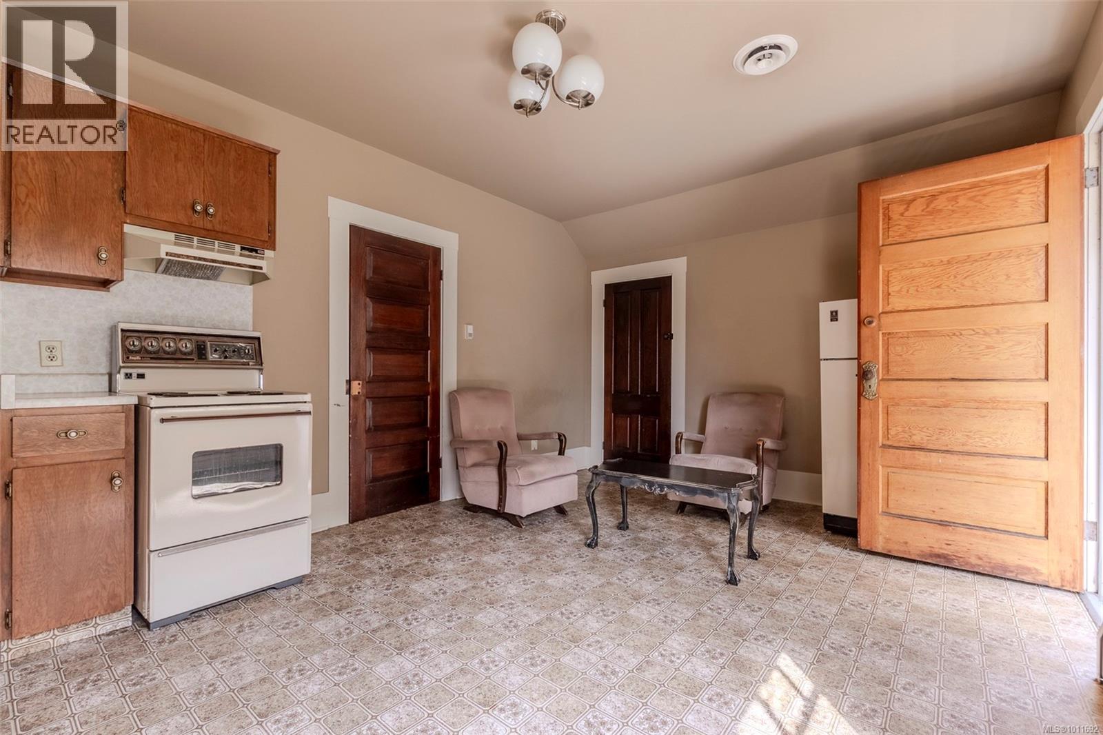 Photo 16 of 221 Coronation Ave, Duncan BC