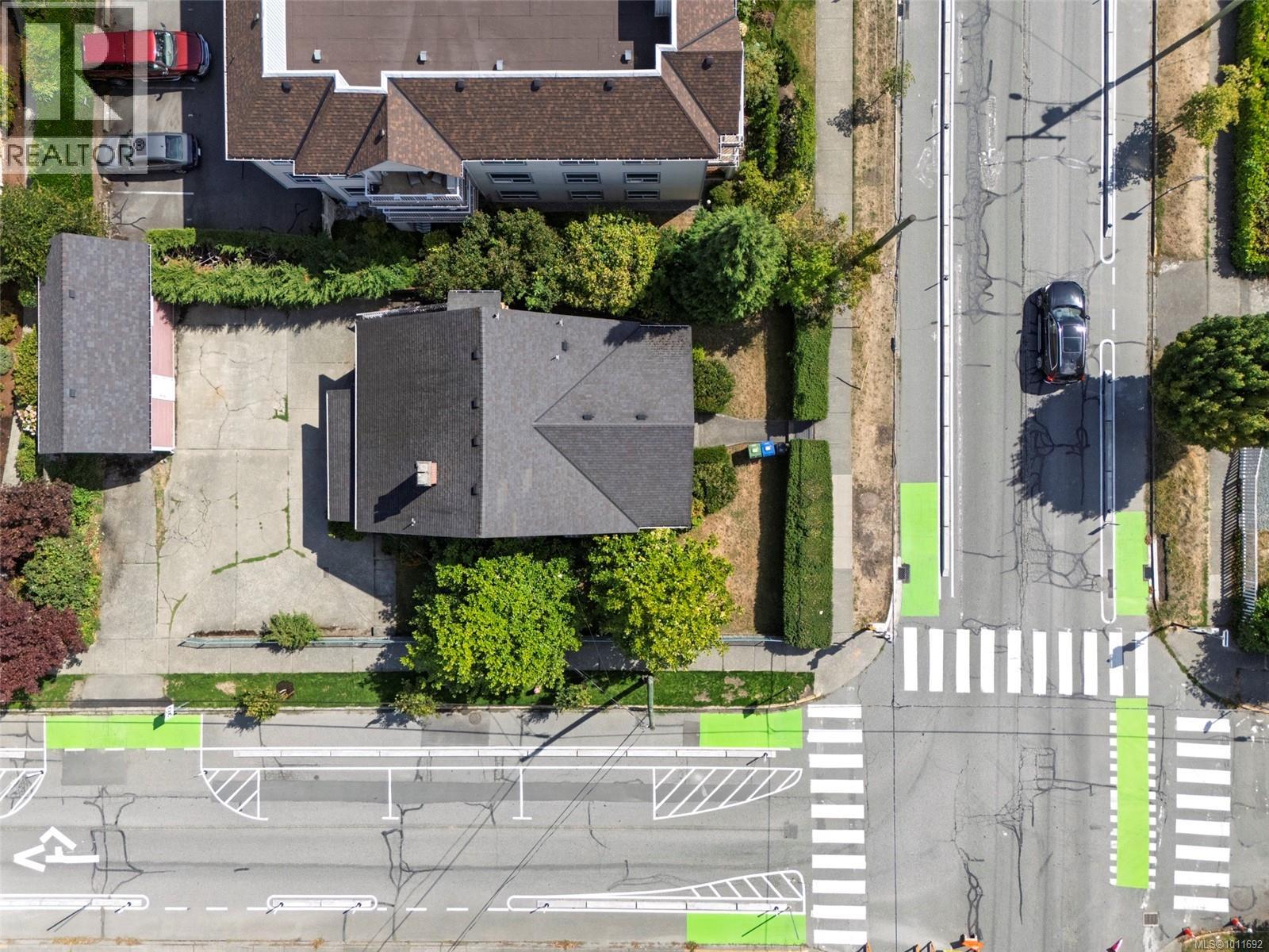 Photo 2 of 221 Coronation Ave, Duncan BC