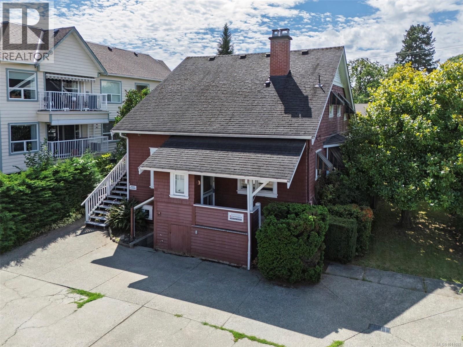 Photo 3 of 221 Coronation Ave, Duncan BC