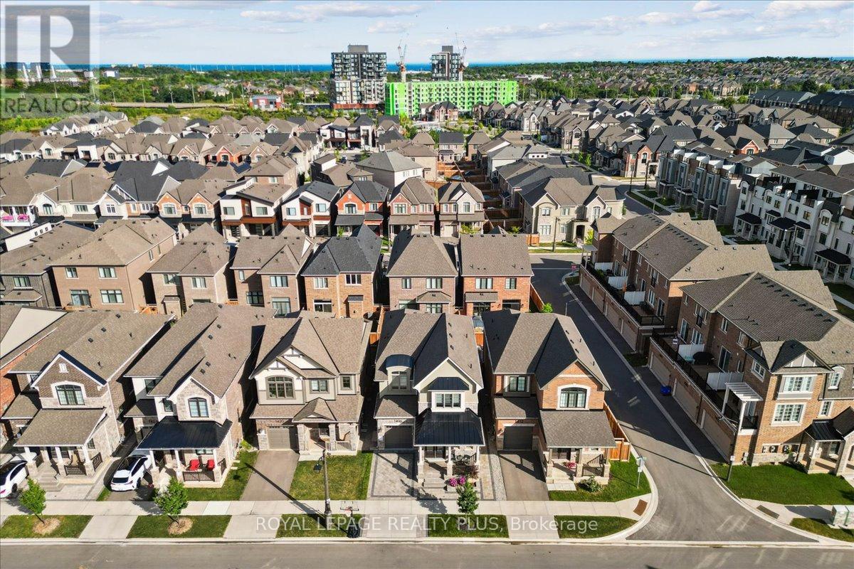 Photo 3 of 1416 Lakeport Crescent, Oakville ON