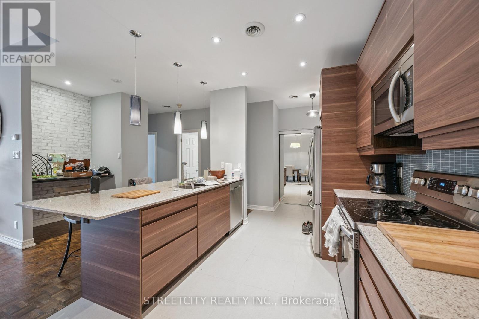 Photo 17 of 837 Dundas Street W, Toronto ON