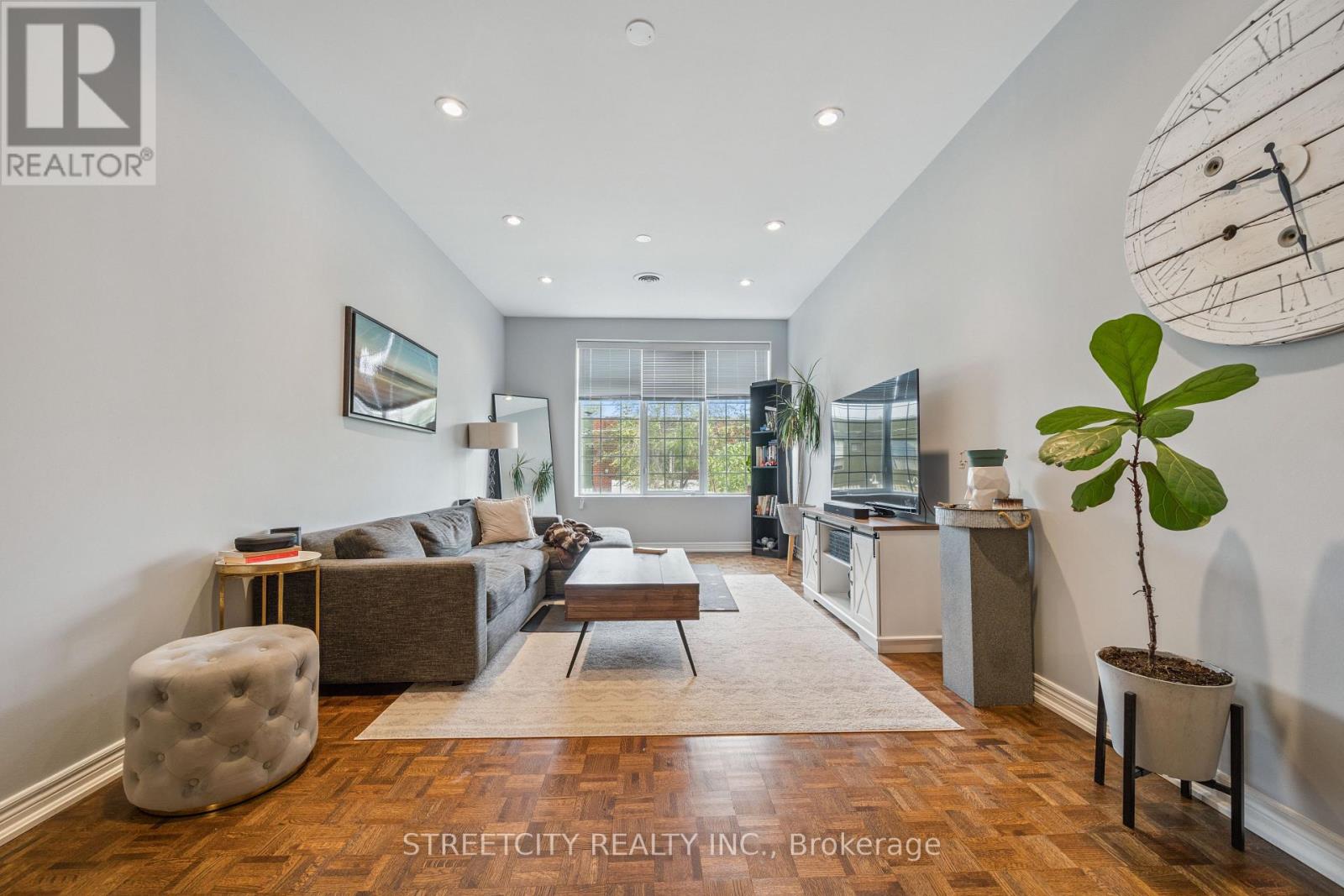 Photo 18 of 837 Dundas Street W, Toronto ON