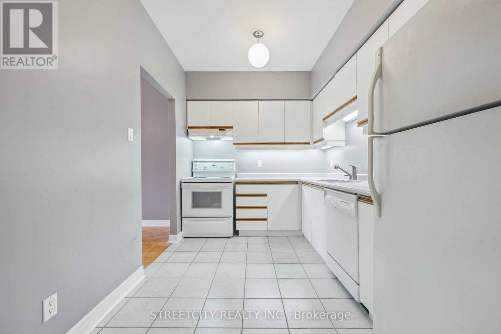 Photo 4 of 837 Dundas Street W, Toronto ON