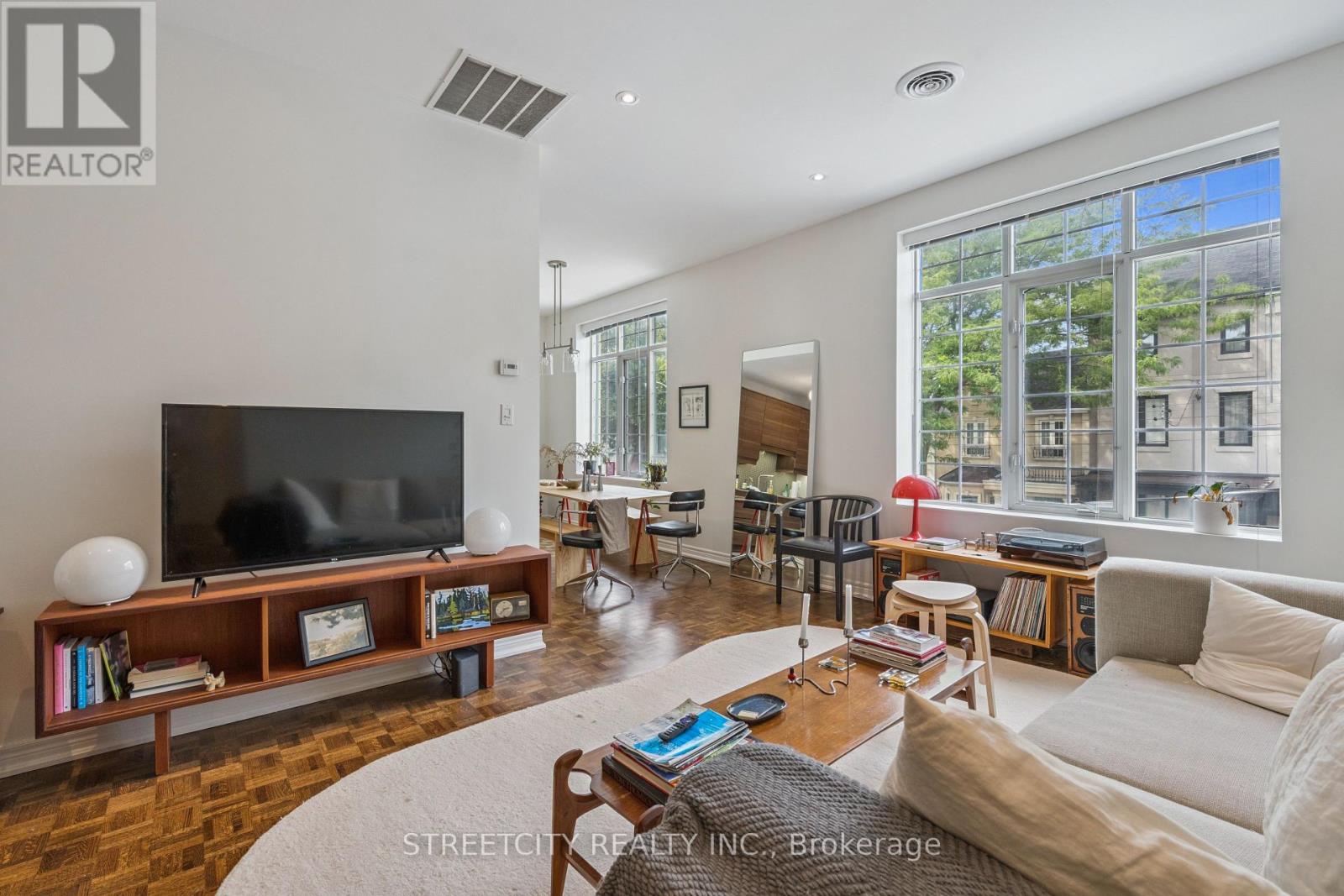 Photo 8 of 837 Dundas Street W, Toronto ON