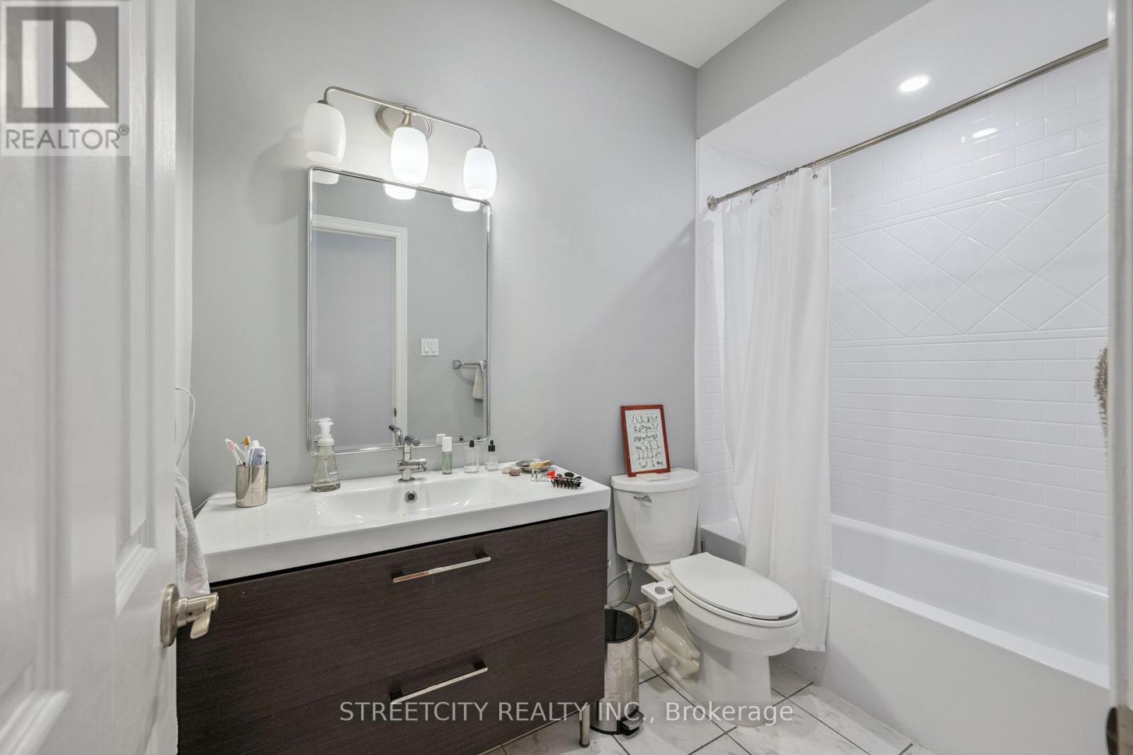 Photo 14 of 837 Dundas Street W, Toronto ON