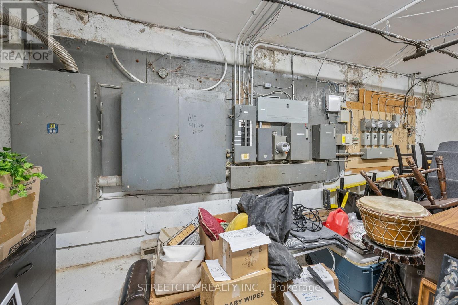 Photo 11 of 837 Dundas Street W, Toronto ON