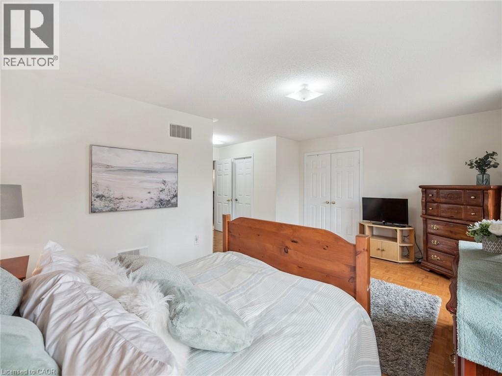 Photo 37 of 236 St Urbain Drive, Vaughan ON