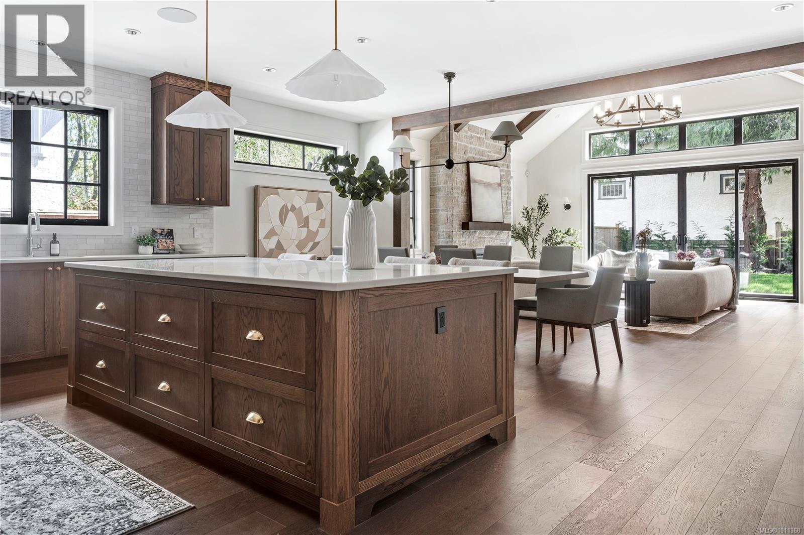 Photo 8 of 2189 Beaverbrooke St, Oak Bay BC